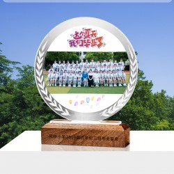 Custom-made commemorative trophy for elementary school graduation season—wooden and crystal display stand as a gift for teachers and classmates