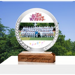 Custom-made commemorative trophy for elementary school graduation season—wooden and crystal display stand as a gift for teachers and classmates